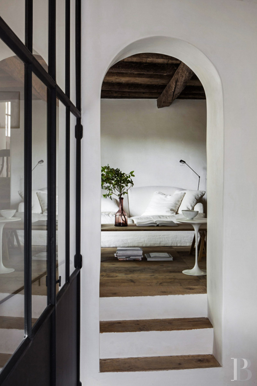 Dans les Bouches-du-Rhône, entre Avignon et Arles, une maison de village des 13e et 14e siècles - photo  n°9